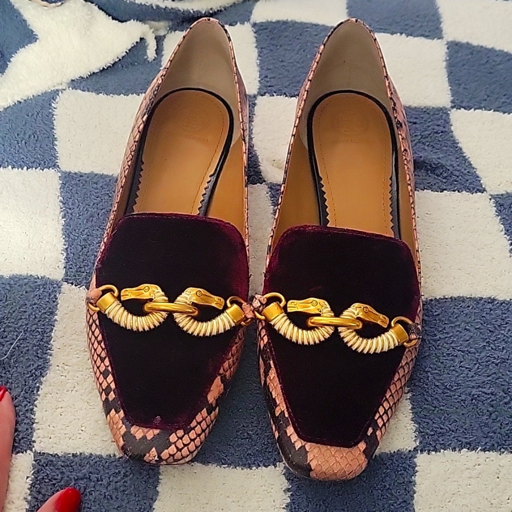 Tory Burch Jessa Loafer. Excellent pre-loved condition. Size 10. Burgundy & Gold